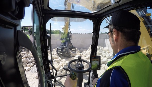 Cat Next Generation wheeled excavator cabine